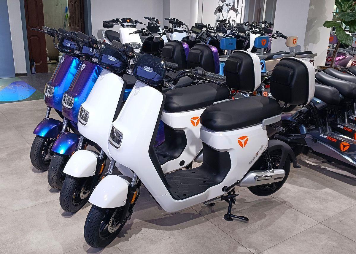 亚博体育-新国标电动车翻车！能载人有后视镜却卖不动，车主：我要买旧车！