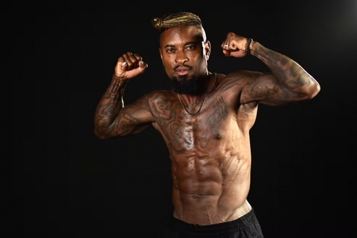 亚博体育-魔鬼筋肉人！51岁泽·罗伯托：我是非常节制的人 很早便投资自己